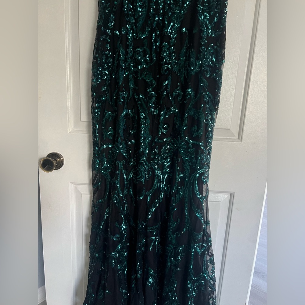 NEVER WORN Elegant Windsor Long Prom/Wedding Dress / Size: L